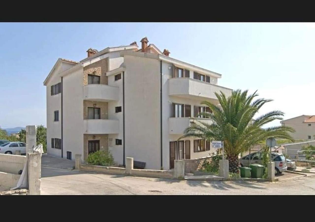 Apartment With Heated Pool And Sea View Trogir Exterior foto